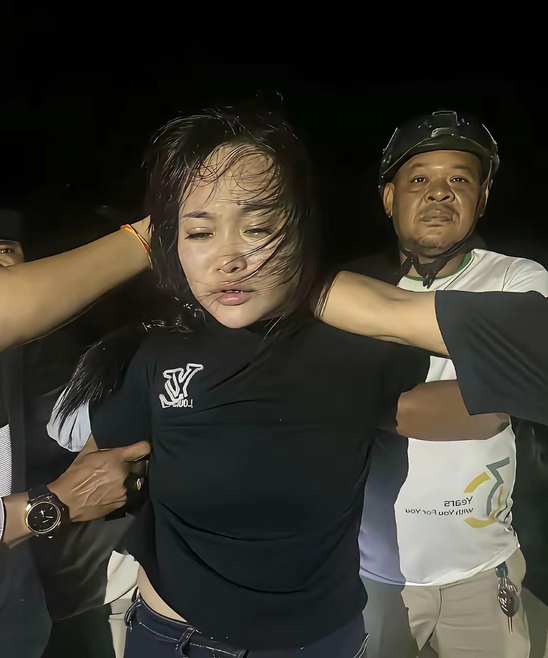 东南亚第一重情重义的奇女子，在法院冒死救夫。她这种做法虽然极端不可取，但是她对大