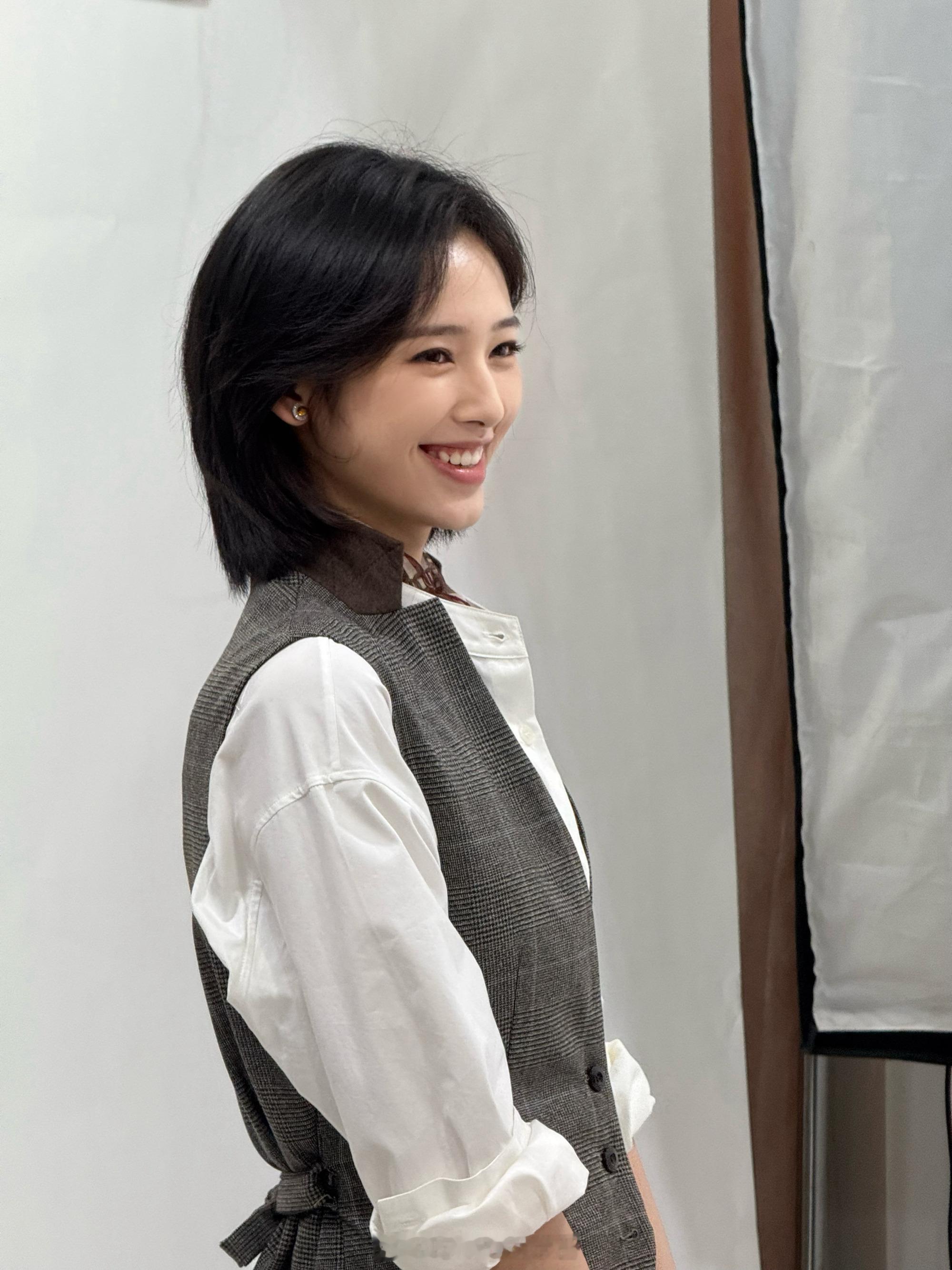 鹤秋长发妹短发姐鹤秋长发短发都精彩内娱好久没见这么能扛造型的新生代，长发氛围感