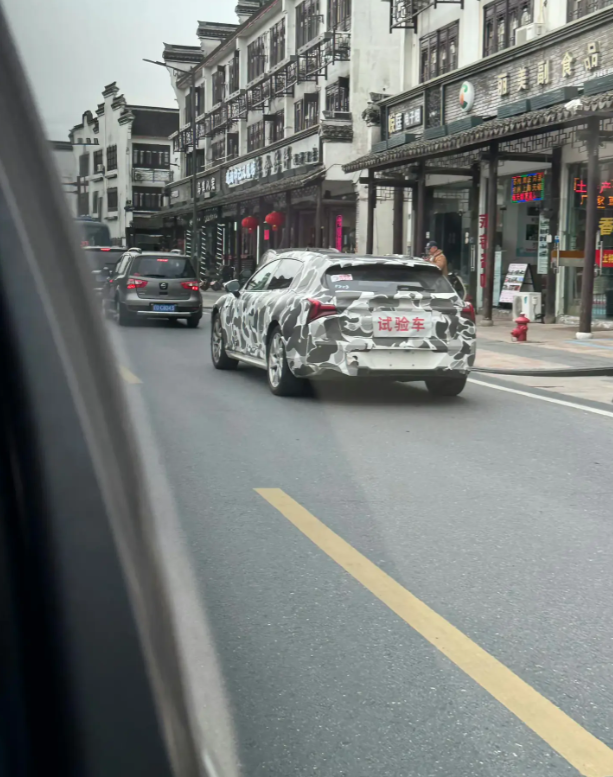 乌镇发现一辆伪装车，有没有眼尖的同学？