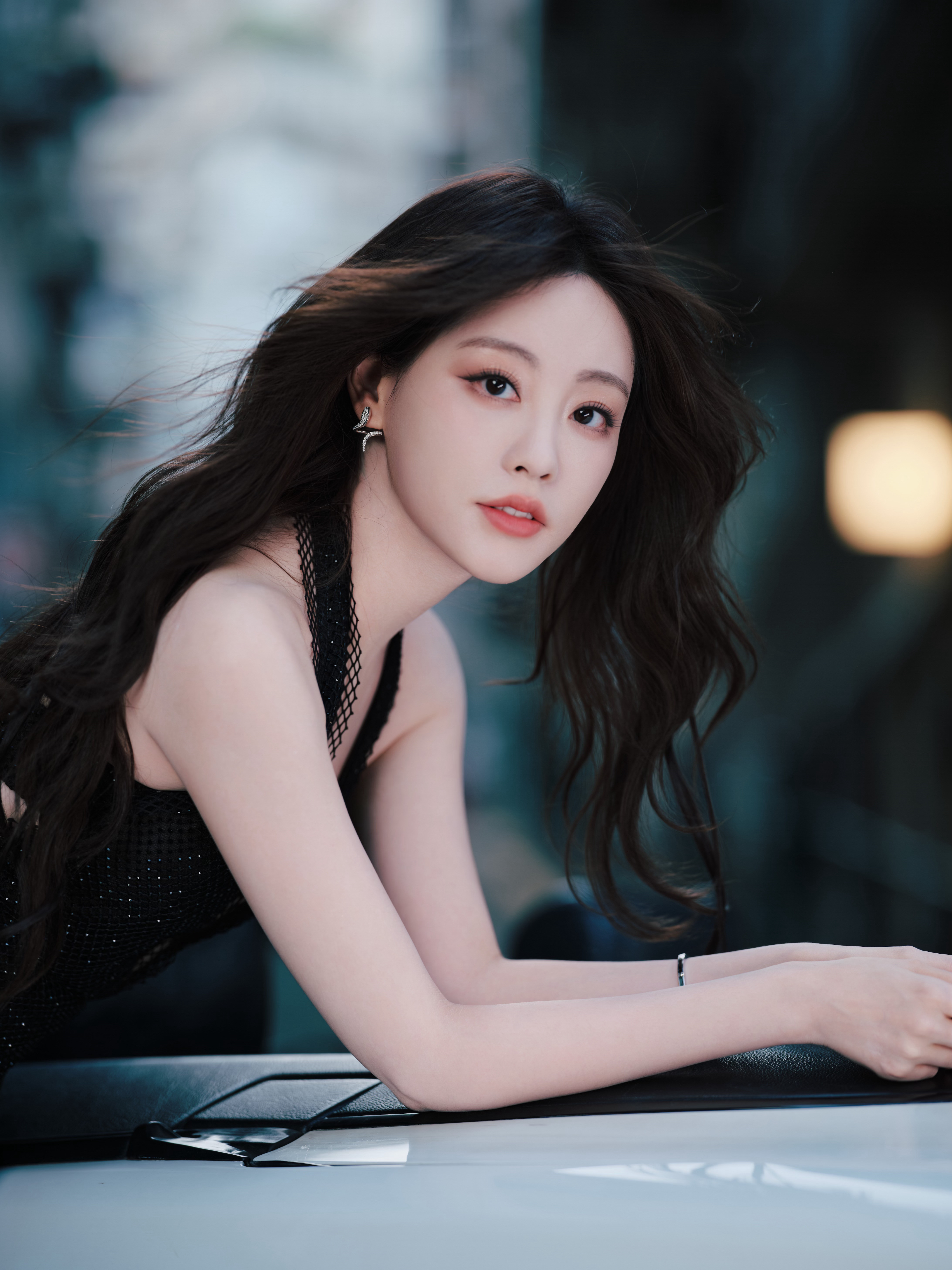 祝绪丹黑裙裁出玲珑态，红玫攥住心动节拍，抬步间，便勾走半城风月💋