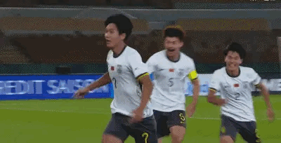 今天晚上稳了，目前已经两个进球，2:0领先越南队！本来以为下半场会这样平平淡