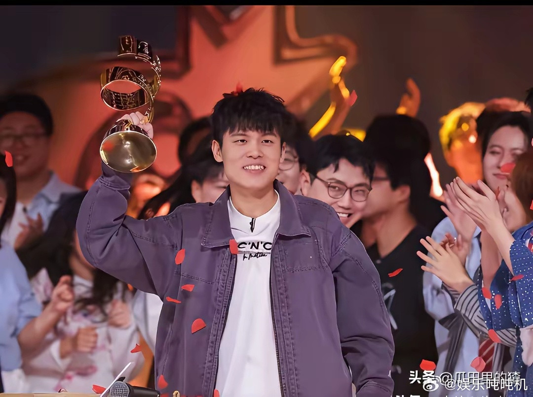 刚入社会的年轻人都看得出来何广智哪里是自卑讨好型人格他就是人物底色太善良了，因为