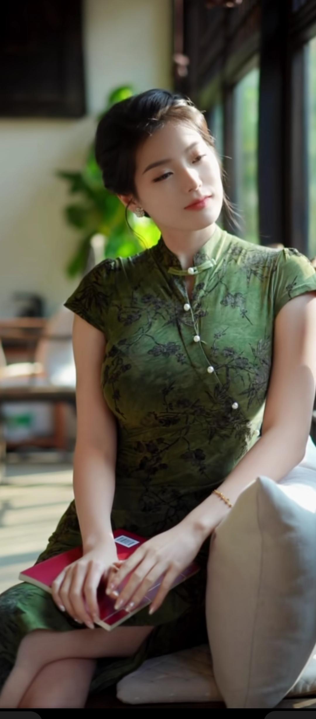 优雅绿衣女子，静坐阅读时光，享受宁静午后。