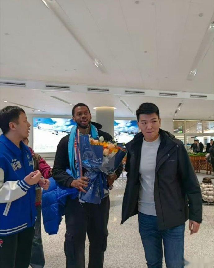 媒体人: 华莱士竞技状态不佳已离开新疆男篮 球队正寻找其他外援