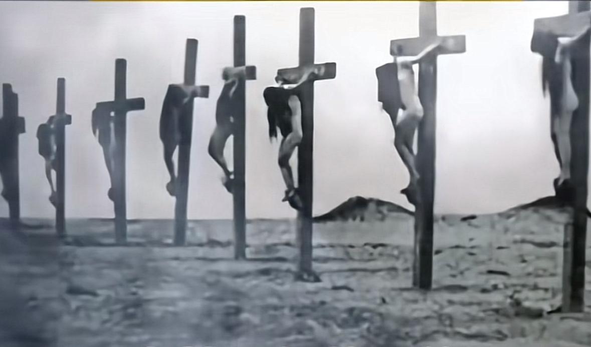 日军侮辱完女人，然后钉在木桩上。深仇大恨永远不忘，英雄鲜血不白流，勿忘国耻牢记历