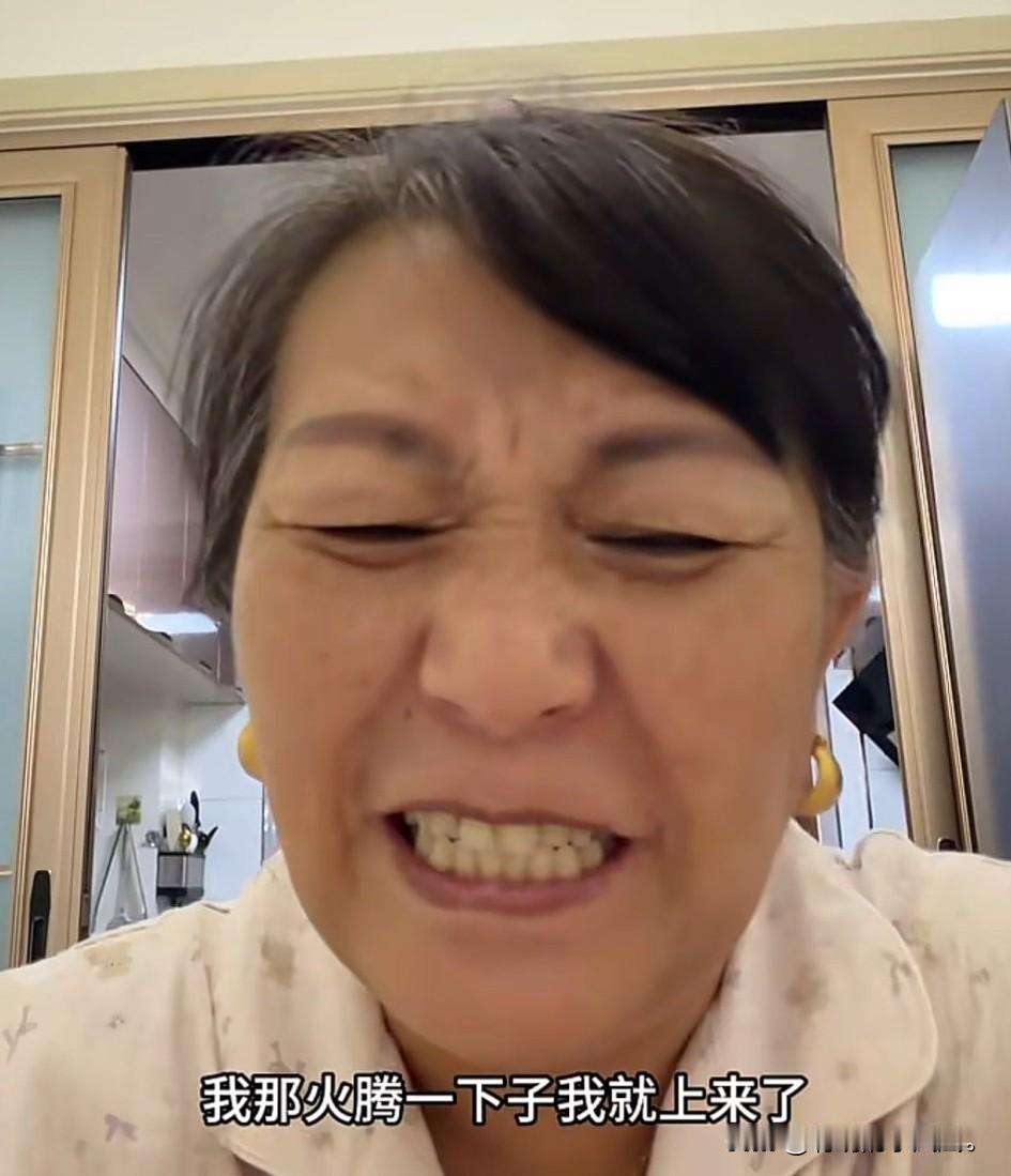 小故事！看王金刚那个恶狠狠呲牙咧嘴的样子，他在家里像一个困兽一样，