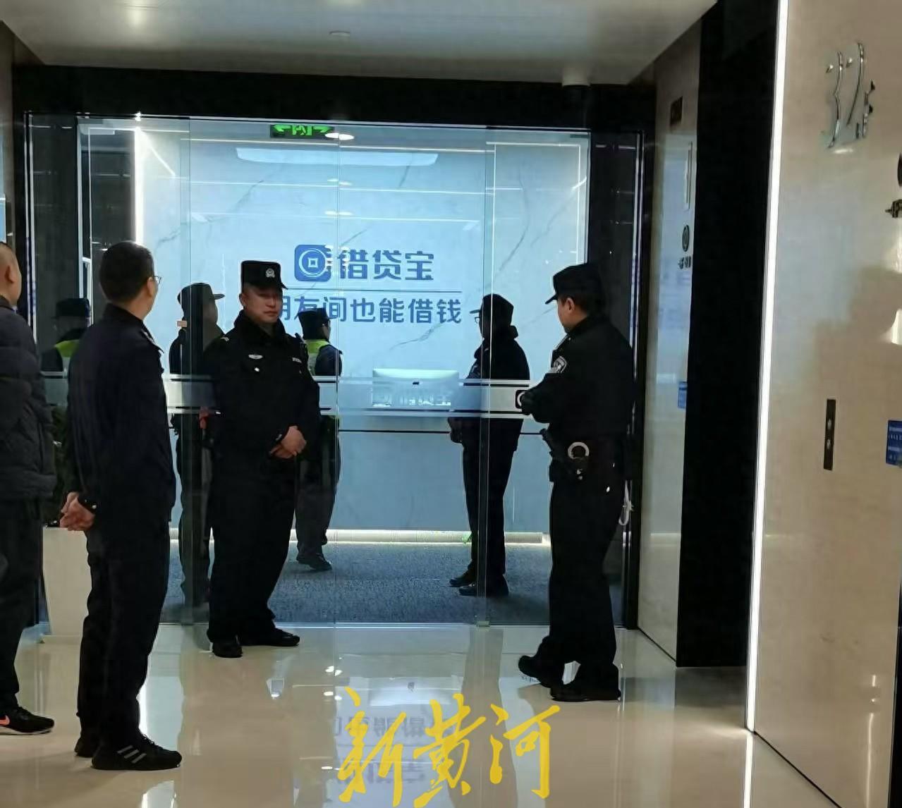 这次警察够快的，315晚会刚曝光完“借贷宝”，“借贷宝”成都总部大门已经被贴上了