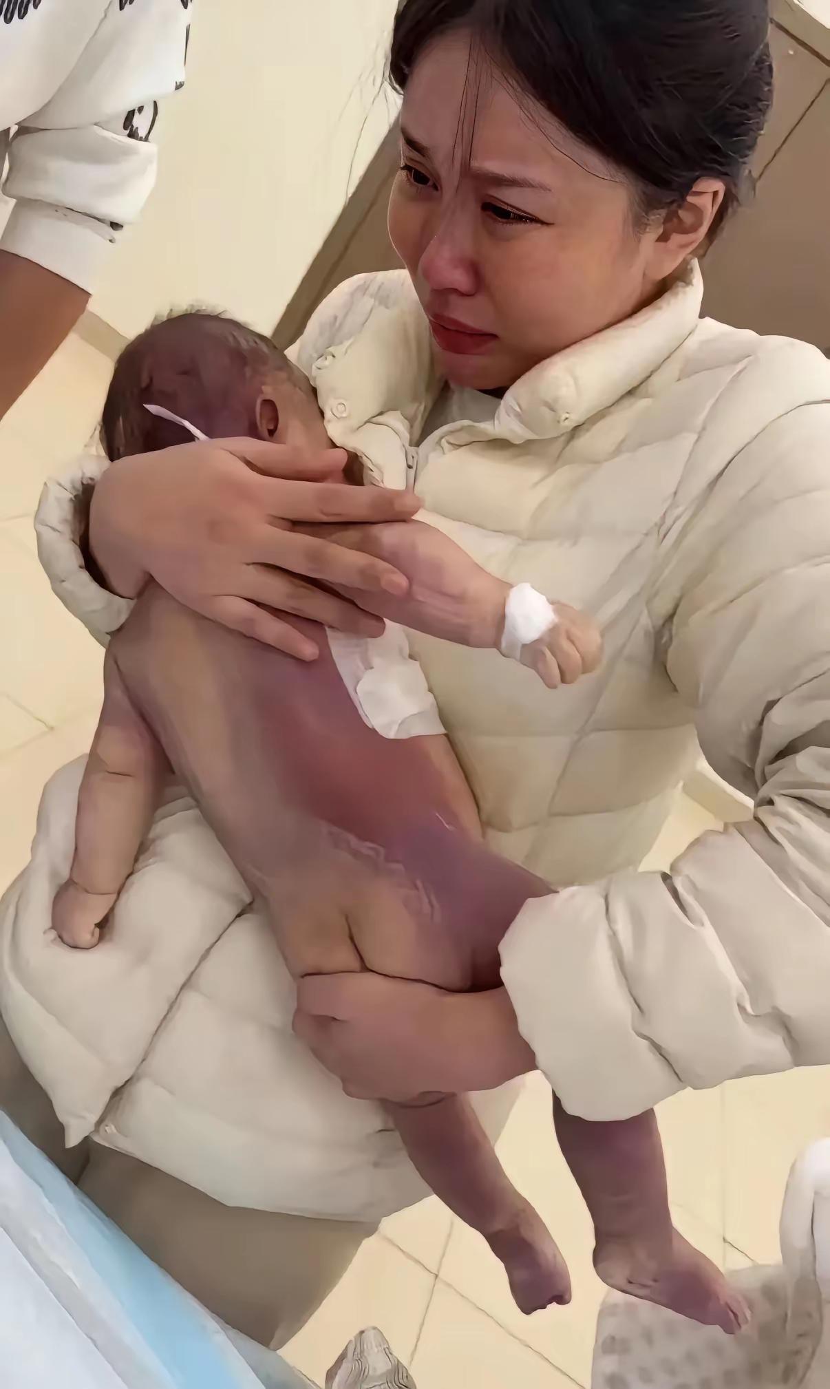 这让当妈妈的怎么活，孩子饿着肚子进的手术室，手术时间长达7个小时，最终却出来一具