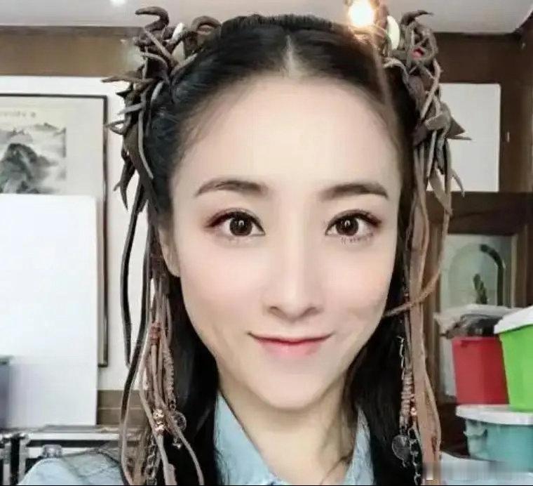 被张艺谋开除后，为了“报复”张艺谋，她举报了张艺谋超生。后来，张艺谋被罚款748
