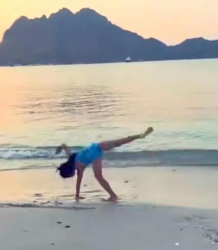 七夕佳节，章子怡带着儿女共度浪漫时光，一组水下亲子照尽显温馨。照片中，章子怡与女