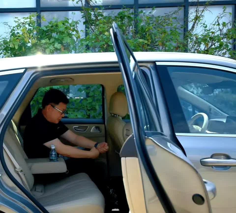 尚界H5的门拉手看着特别眼熟仔细想了想，前两年试驾的荣威D7就是这个造型