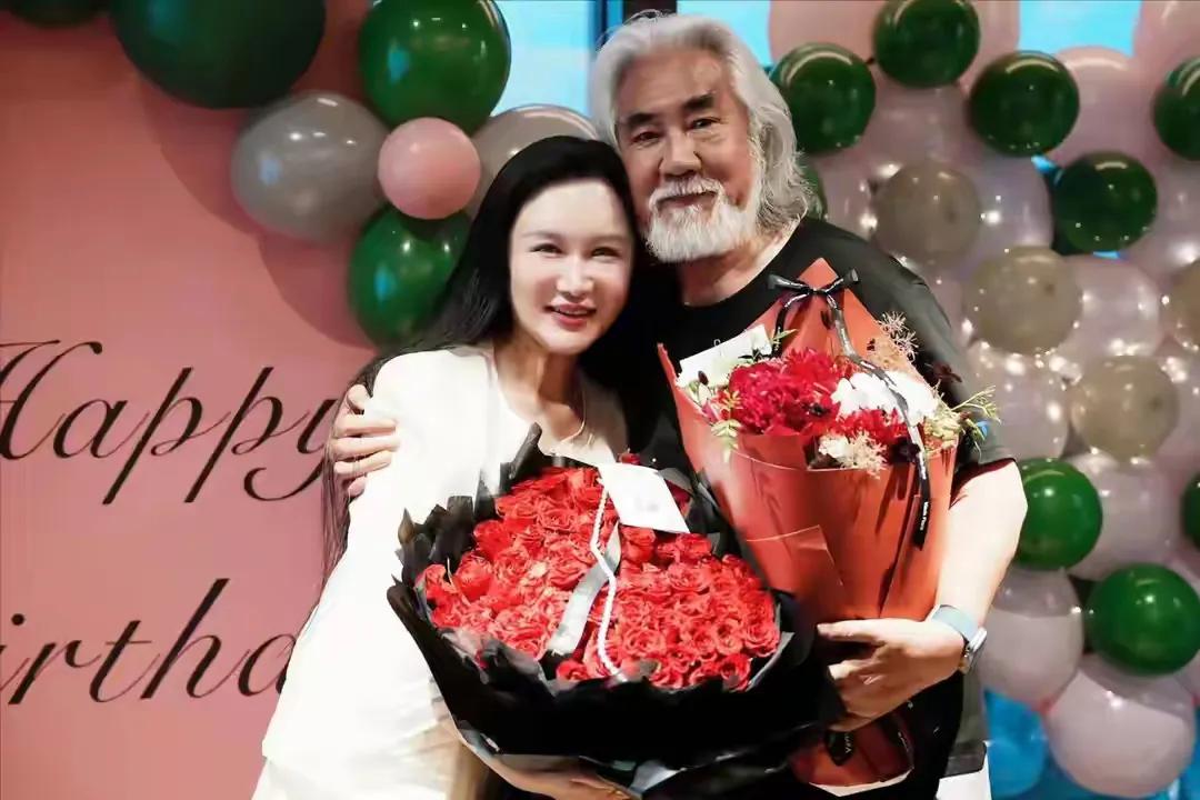 74岁的张纪中，如今正陷入与娇妻杜星霖婚姻的复杂局面。他曾为娶杜星霖，不惜与前妻