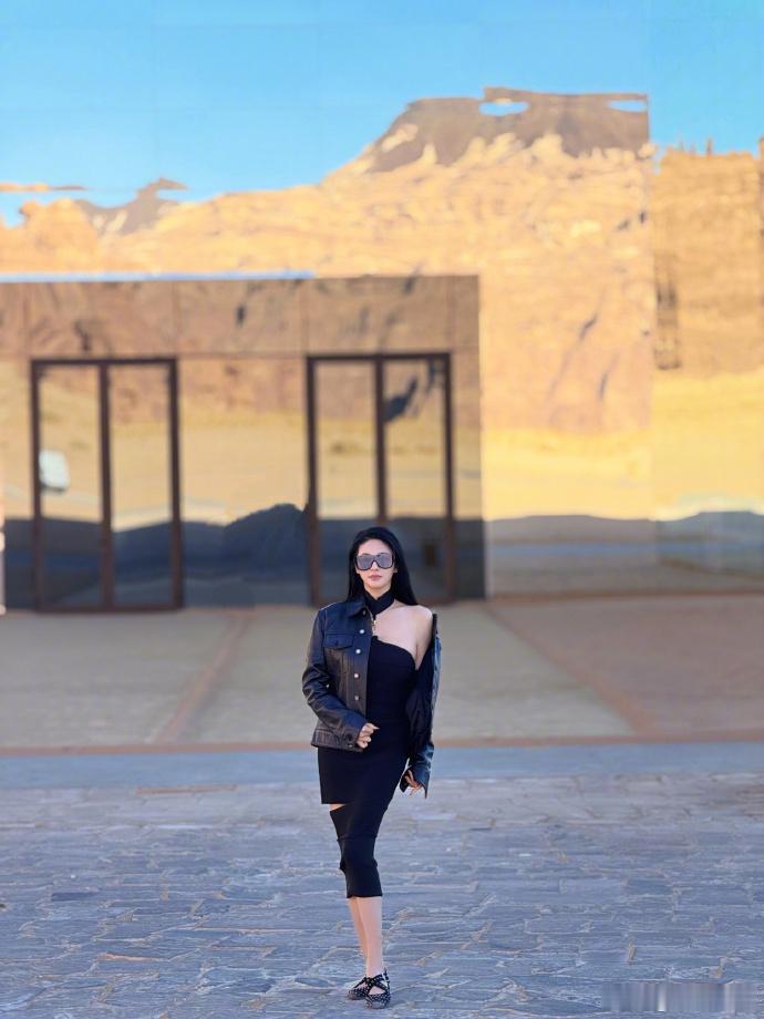 张雨绮松弛感随拍张雨绮松弛感随拍真的是美的我一大跳呀，咱们姐姐在沙漠的随拍也太