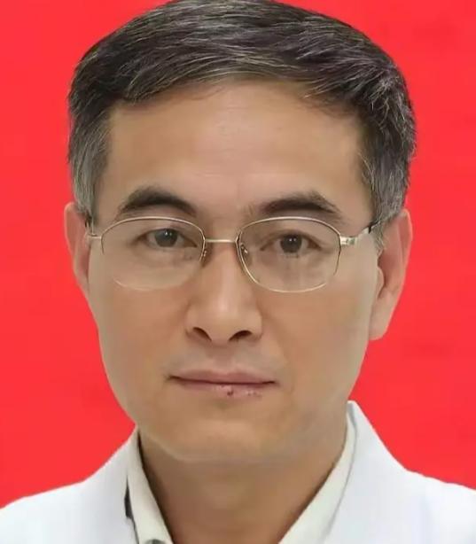 医生王福建有多可恨吧！给断四根指头农民工做台手术，收费14万，转身就把10多万的