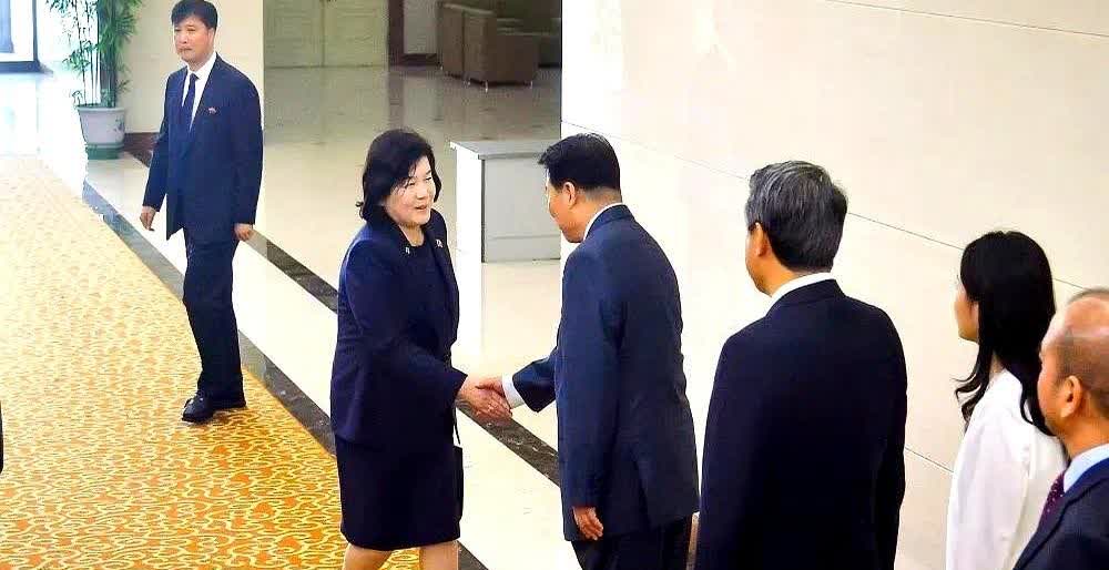 专机落地平壤。人刚走下舷梯，咱们中国大使已经在那儿等着了。就这个细节，很