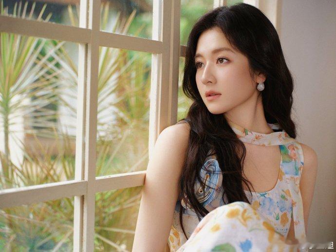 李兰迪广州活动李兰迪线下活动路透来袭，状态好到离谱，温柔又元气，路人都忍不住回头