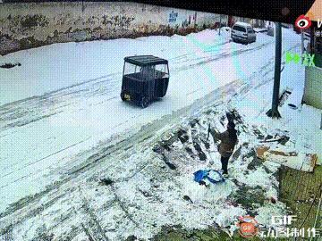 熊孩子背后一定有个熊家长！河南郑州一场大雪过后，一名女子特意在家门口堆了一个雪人