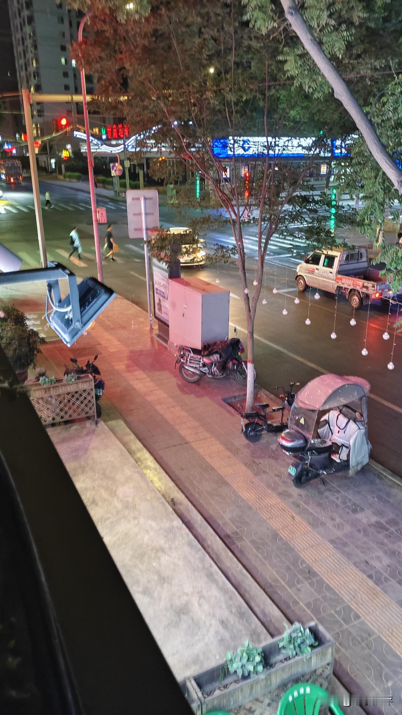 下夜班回家，跑过菜市场，突感肚子有点饿，想买个烧烤夹饼对付一下，可是找遍马路边，