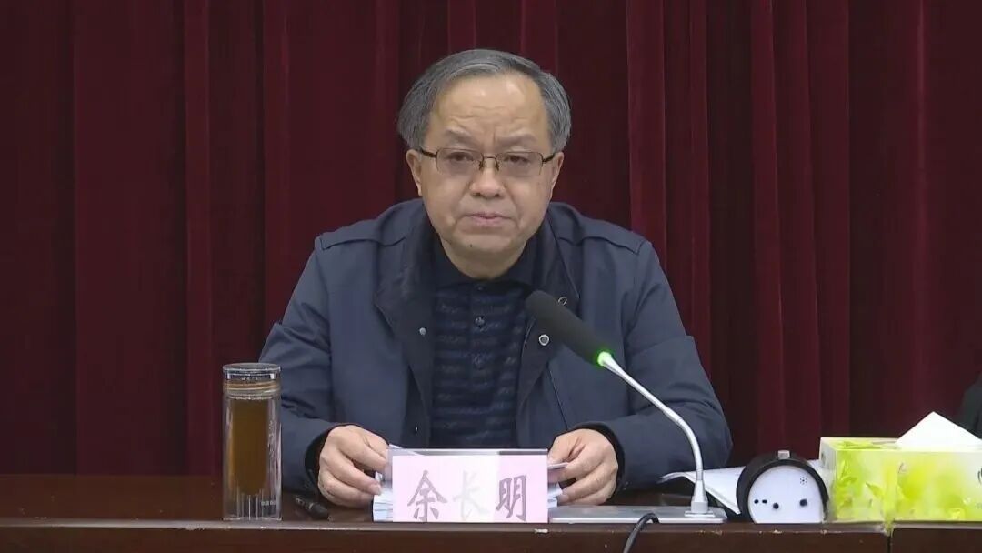 重庆通报: 余长明, 六大纪律全违反