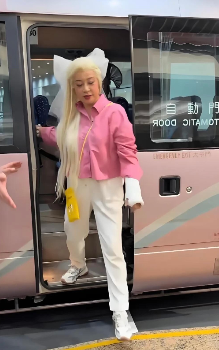 别看刘晓庆老了头发全部白了，但她的身材和气质还保养的不错。穿粉嫩颜色的衣服和米白