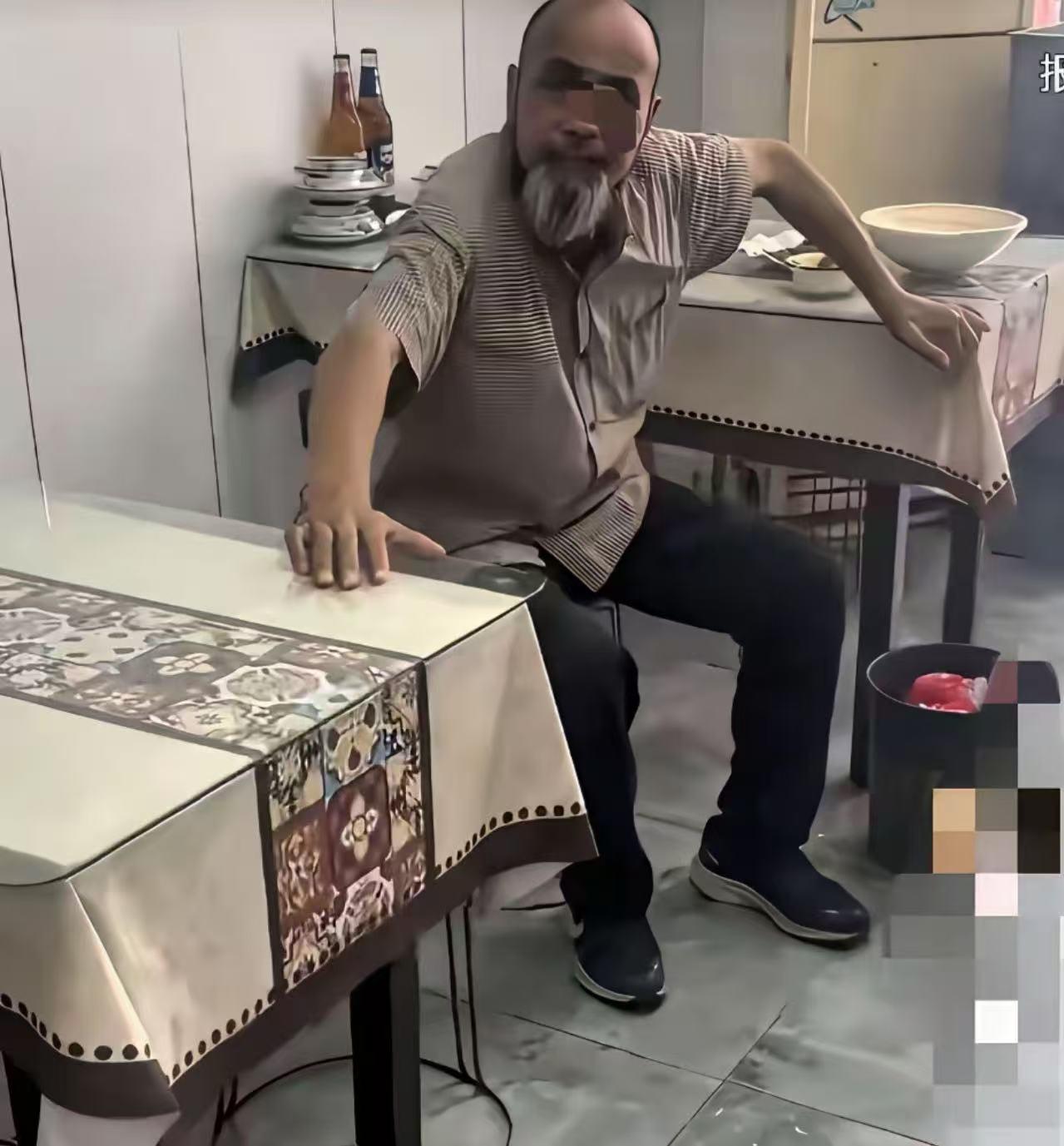 “拿这样的老人真的没有办法了吗？”江苏，一小饭馆老板被一个大爷搞破防了！大爷进店