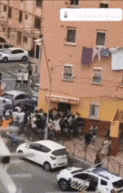 非洲难民进入西班牙休达不到24小时，街头就出现了非常热烈的气氛，从白天到黑夜