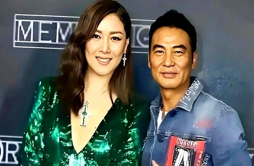 丁克17年，飞机上老婆突然吐了。两条杠。任达华当场改口：落地就买婴儿车。两