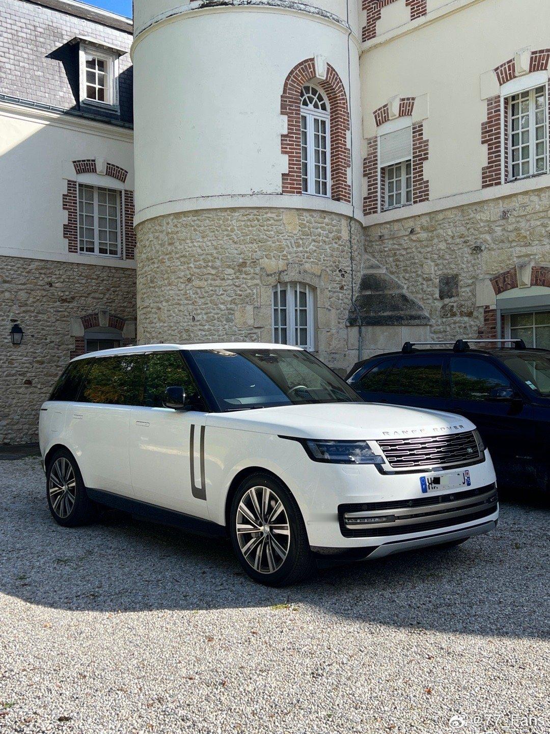 上周卖了两台车，一台是3.0T插混长轴揽胜，这一年也就开了2000来公里，平时也