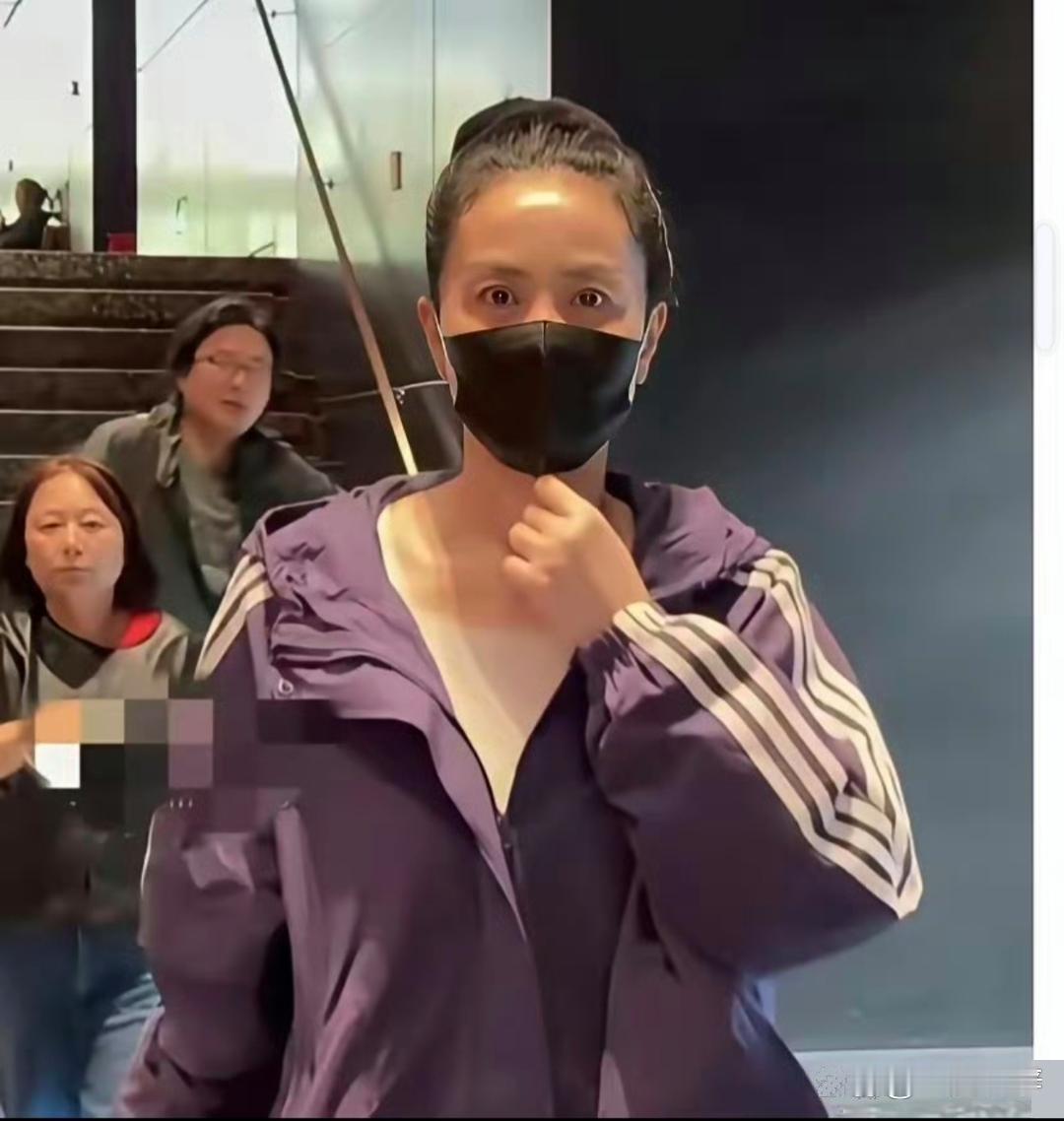 王菲素颜怼脸拍没有滤镜、没有浓妆，眼角的细纹清清楚楚却一点都不垮果然明星还得是明