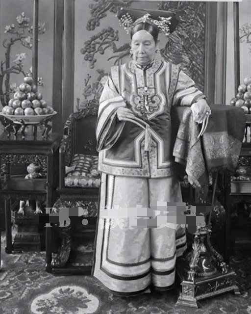 1908年九月，光绪皇帝驾崩，慈禧立溥仪为新帝。本以为载沣作为摄政王能稳住局面，拖着晚清这辆破车再走