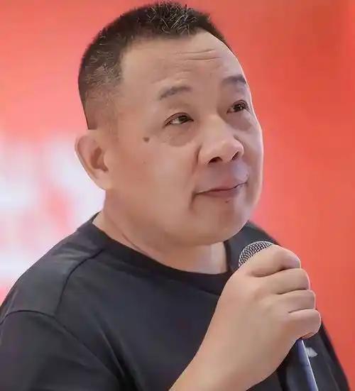年赚上亿也不妥协！看明白了，就是胖东来租的是整个楼，但是房东有好几个，但是租房