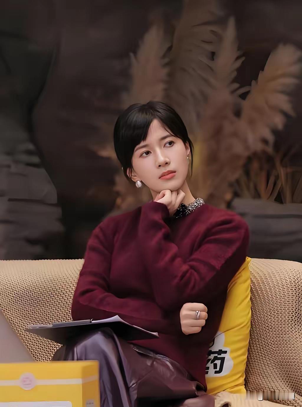 相比较说罗胖当年骂投资papi酱是耻辱，只是我觉得papi酱这十年的反常才更让人