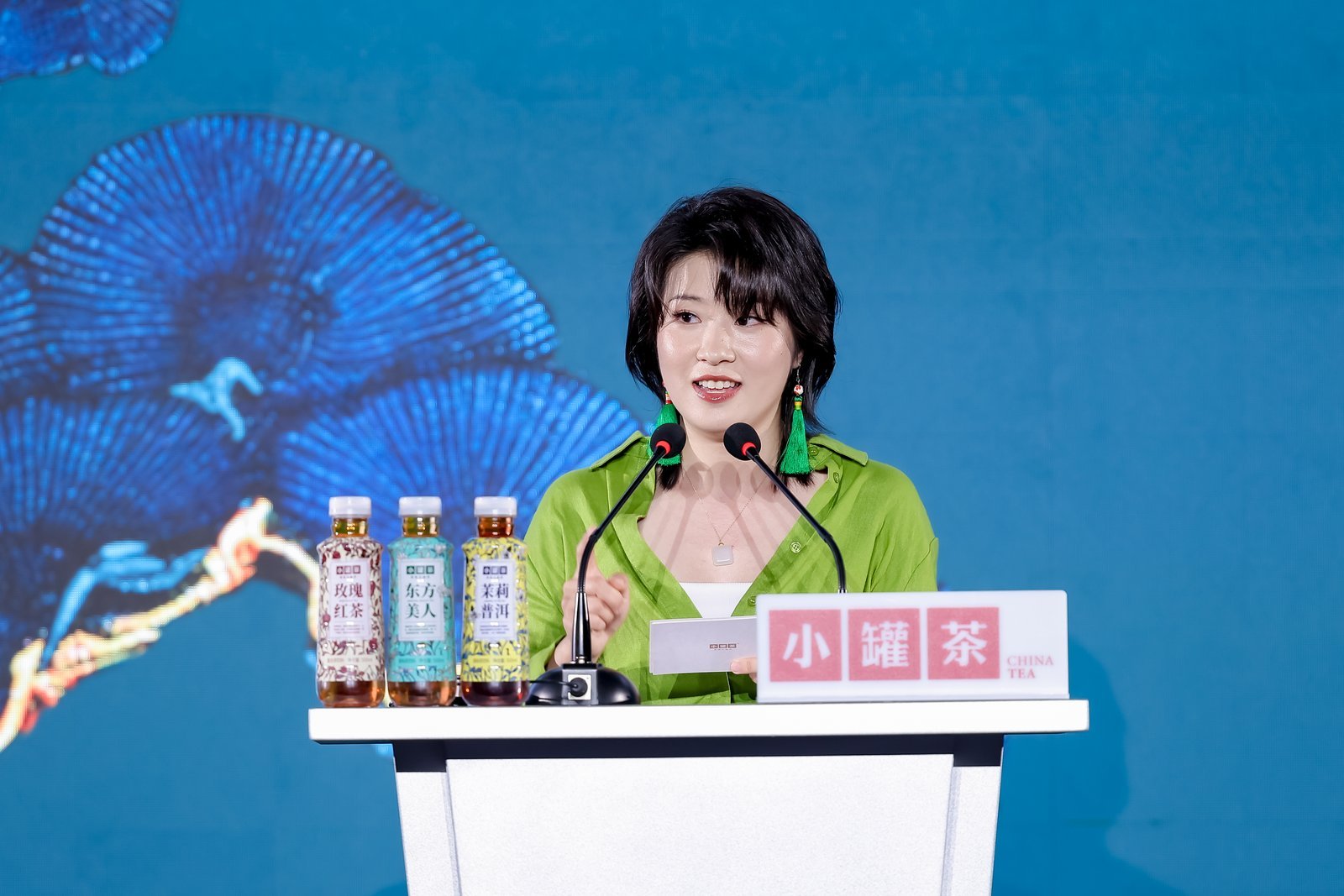 每次结束暴汗训练，喉咙都干得冒烟？这时候一口0糖0脂的小罐茶就是我的夏日救星！解