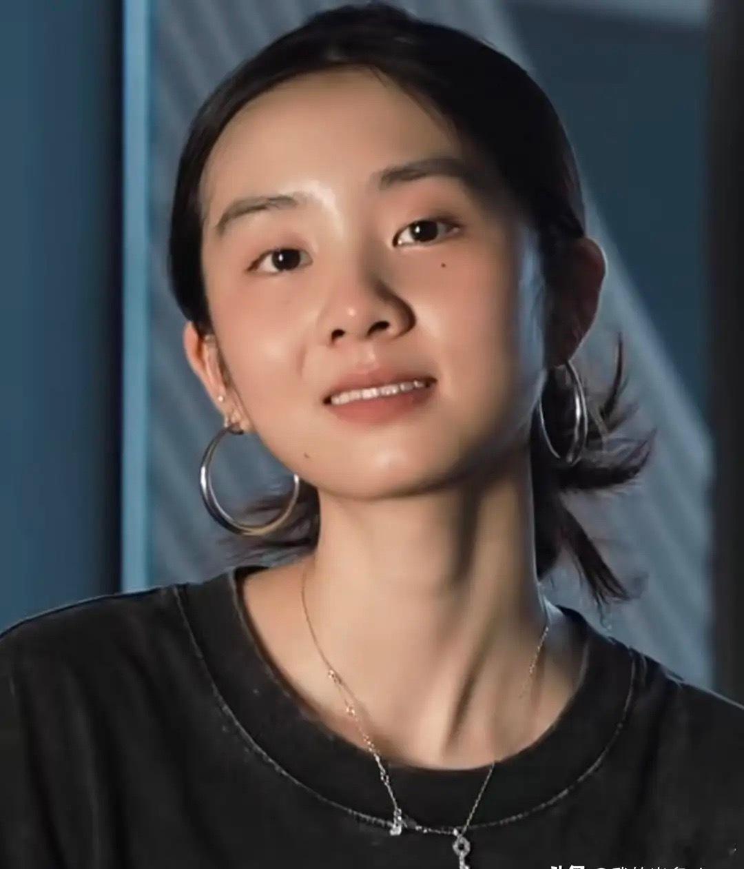 黄磊家大女儿参加暑期实践活动了，20岁黄多多穿黑T恤，盘丸子头现身，很多角度都像