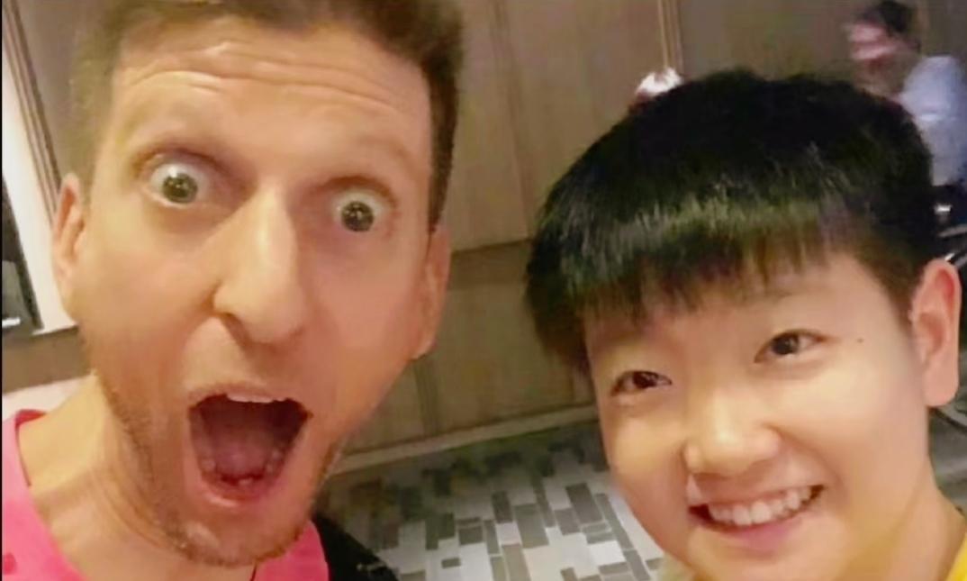 这个Adam不一般，能单独跟莎莎合照，又单独跟大头合照，一样的搞怪表情，