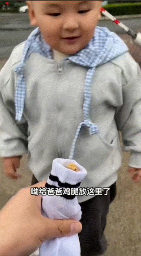夫妻俩去接三岁儿子幼儿园放学，儿子看见爸妈后立马就将书包放地上，夫妻俩还以为儿子