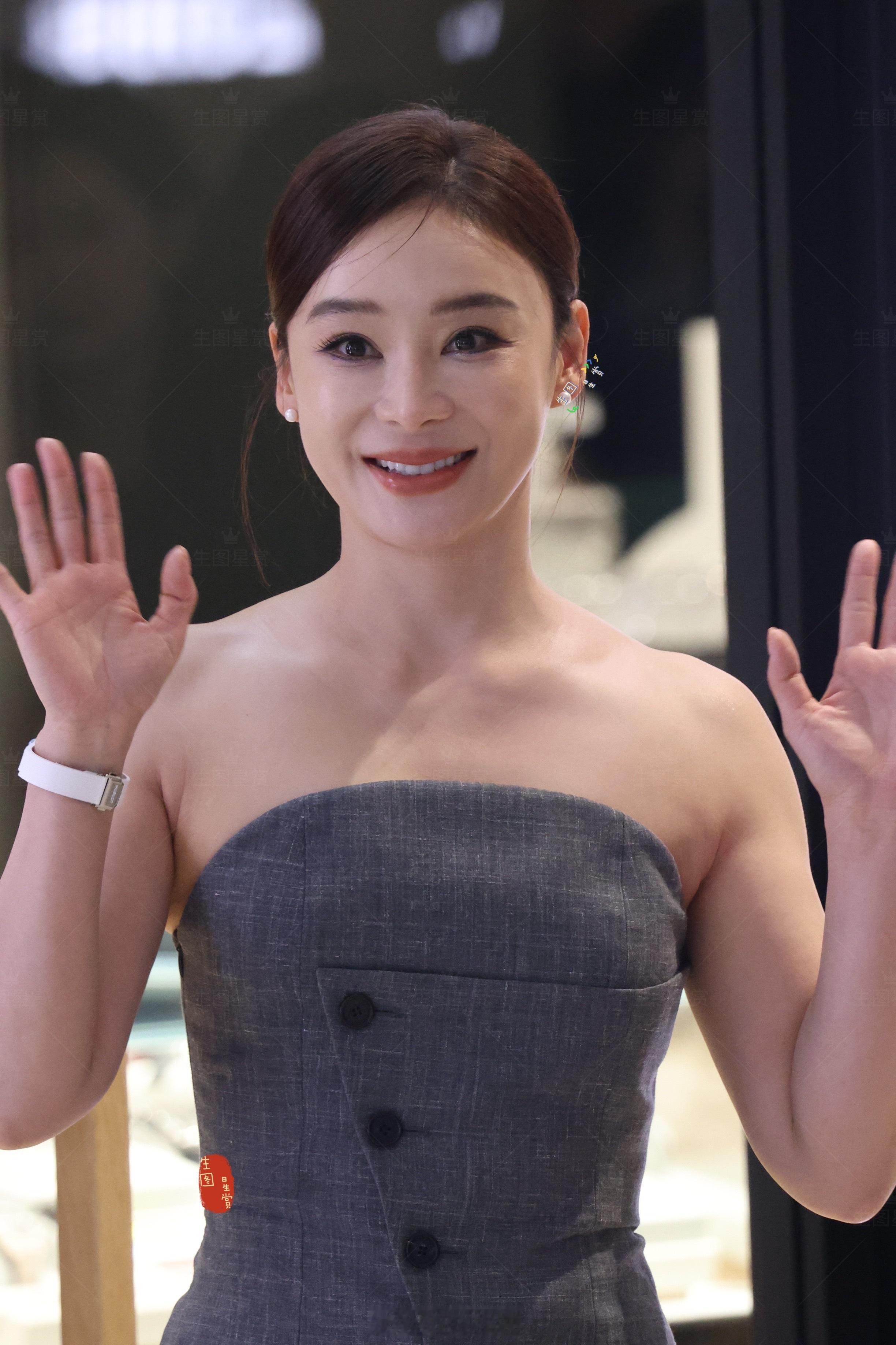 袁姗姗今日灰色套装亮相，简约高级上海hublot开业生图直出​​​