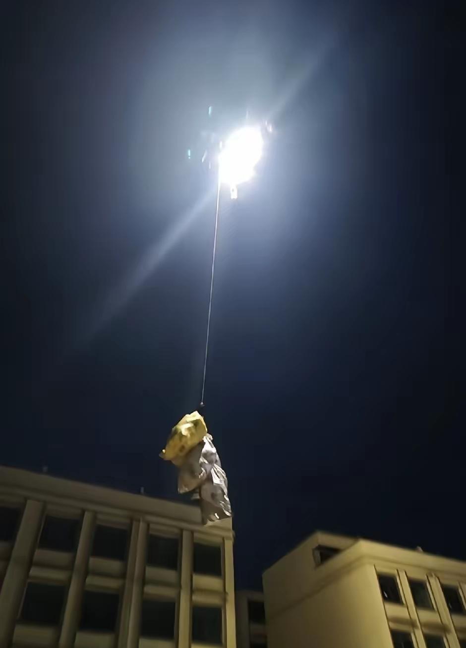 广西的朋友发视频说，现在广西灾区的天空上无人机的密度堪比俄乌战场，不同的是，他们