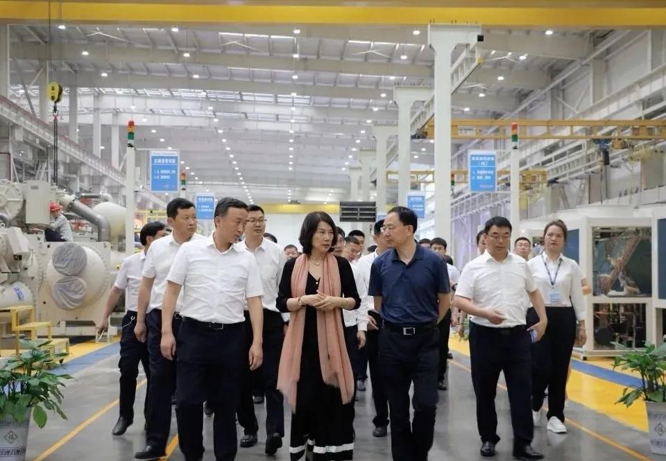 当年为逼董明珠道歉连发三天微博，现在日本断供机床卡脖子，汤家凤问胡锡进:还要不要