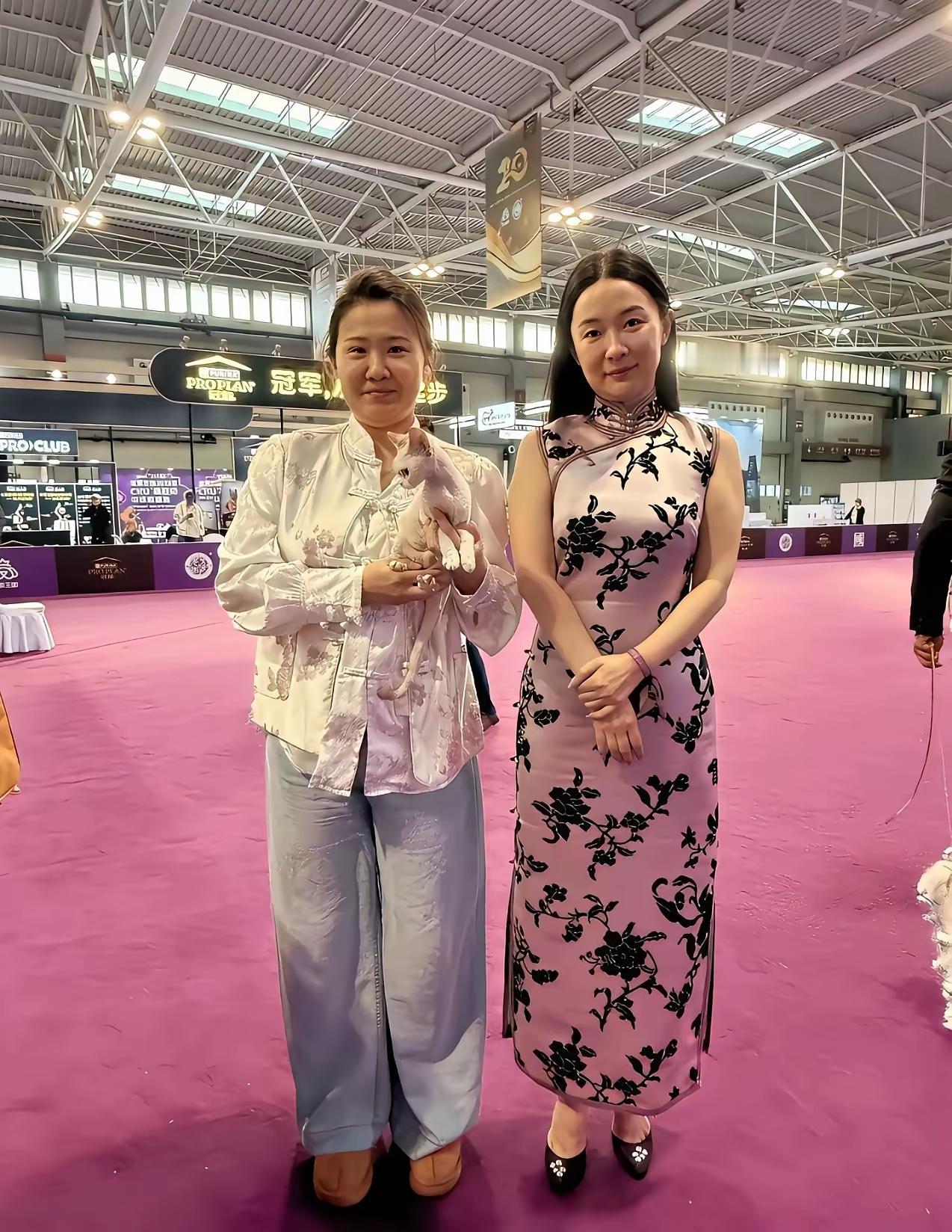 霍思燕心宽体胖，与路人合影，毫无星相可言。不过又有什么关系呢，这份难得的松弛