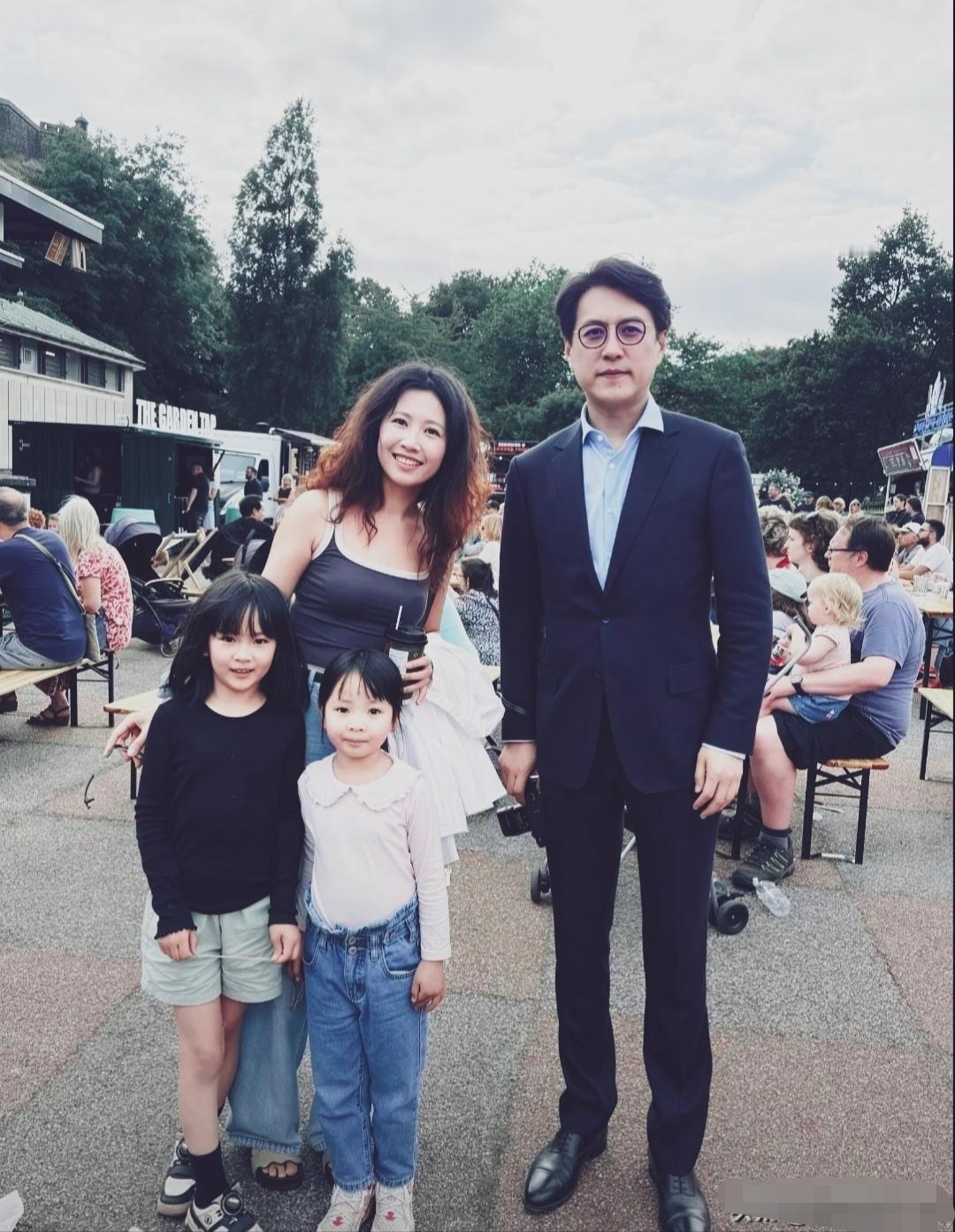 靳东大哥又高又帅，一身正气，性格开朗随性，男神一个。