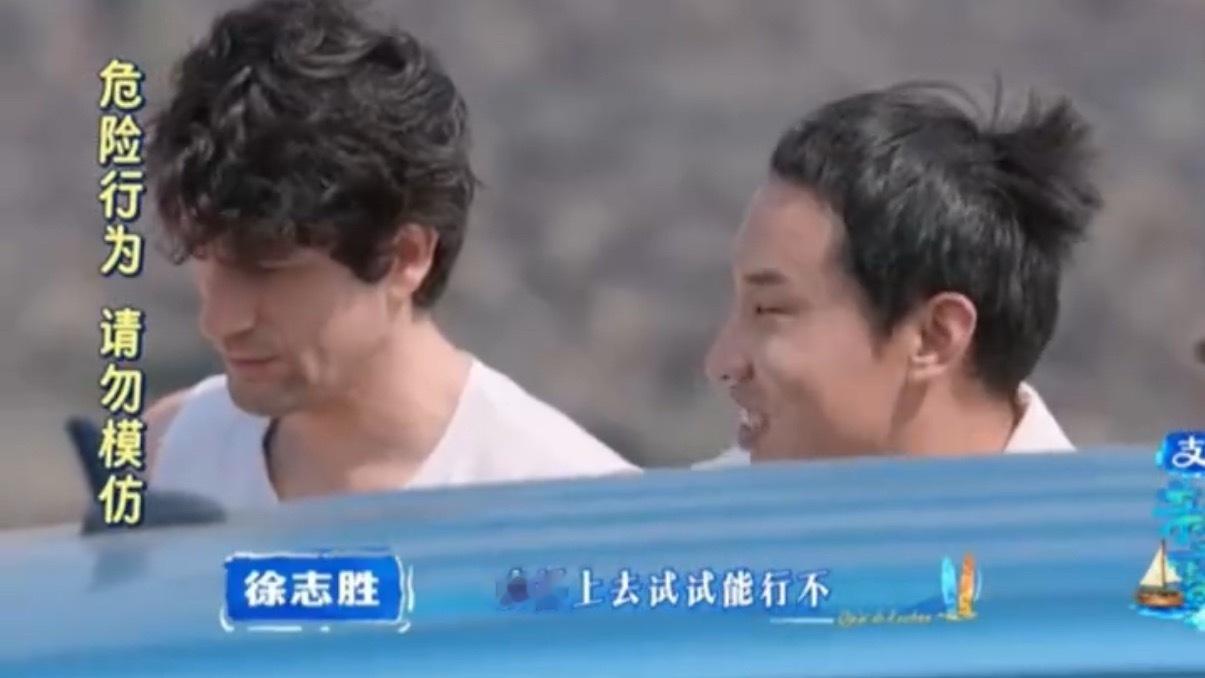 徐志胜巧用初中物理知识抬车志胜当综艺咖久了咱也不能忘记人家是学霸呀！书本上的物理