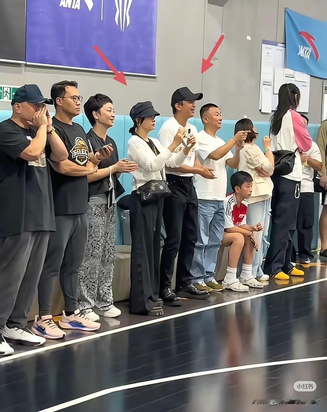 邓超终于看起来稳重点了邓超和孙俪现身上海体育馆看儿子等等比赛，孙俪拿着手机记录