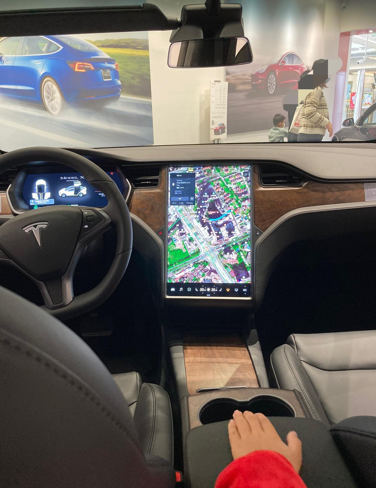 这是特斯拉的什么车型？感觉比现在的款式好看很多啊！内饰加了木板装饰，显得很