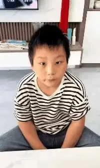 河南一个小男孩，水杯漏了，把语文书泡湿了。没哭，没告诉家长。自己找来白纸