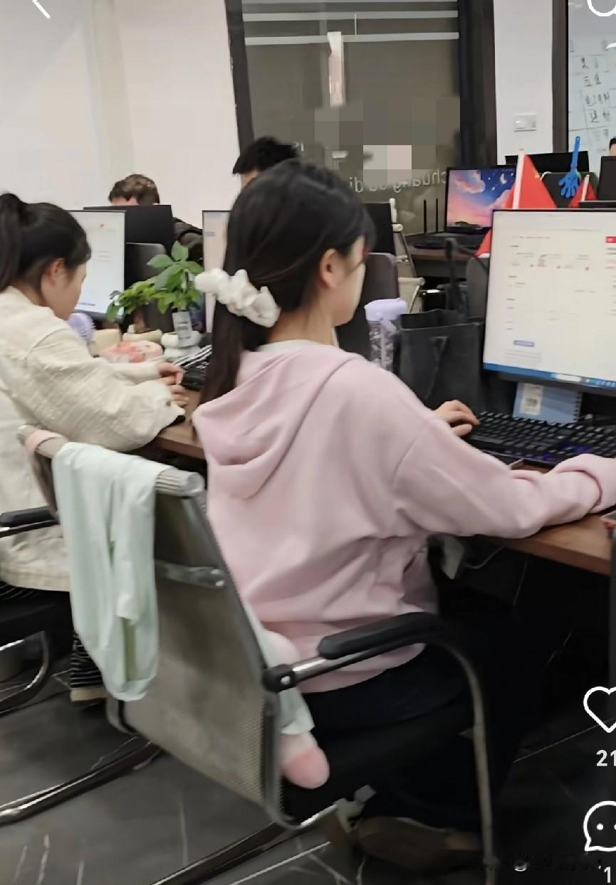 不知道大家发现没有，如果你在35岁之前没有爬到中层以上的管理岗，或者没有找到一个