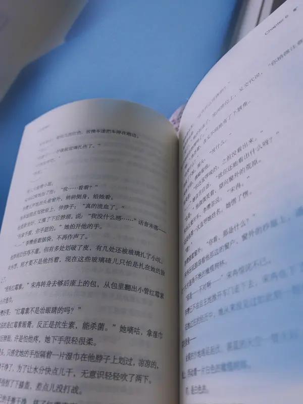 要说值得推荐的小说，《百年孤独》绝对算一本。这本魔幻现实主义巨作，构建了一个神奇