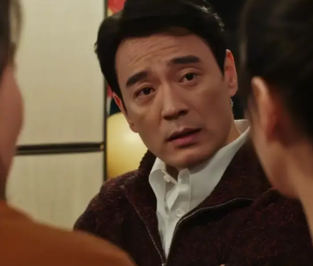 《以法之名》金条锁喉！程子健三杀灭口，谢鸿飞绝境程子健指尖刚碰到茶杯，郑雅萍