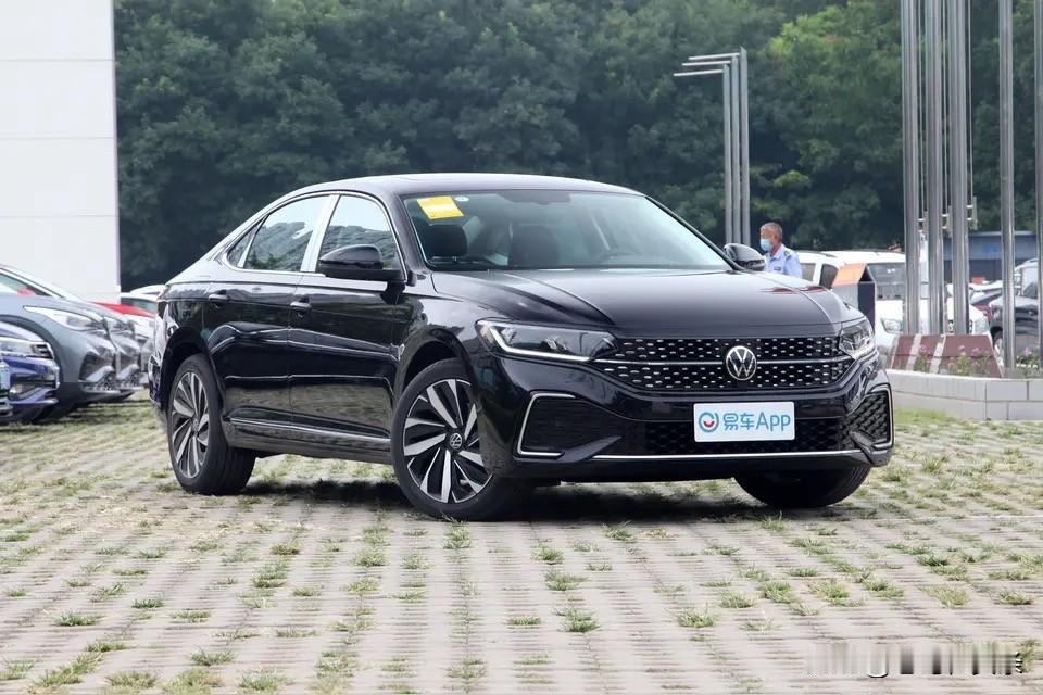 帕萨特和迈腾，这对大众旗下的“双子星”，着实让不少人纠结。从定位看，帕萨特是商