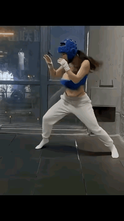 这女子怎么练的拳，浑身没一点肌肉，浑身软软的。